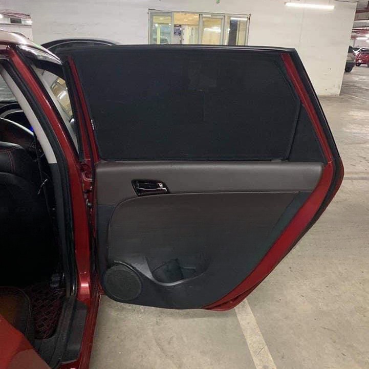 Hyundai i30 2013-2019 magnetic window shade fitment.