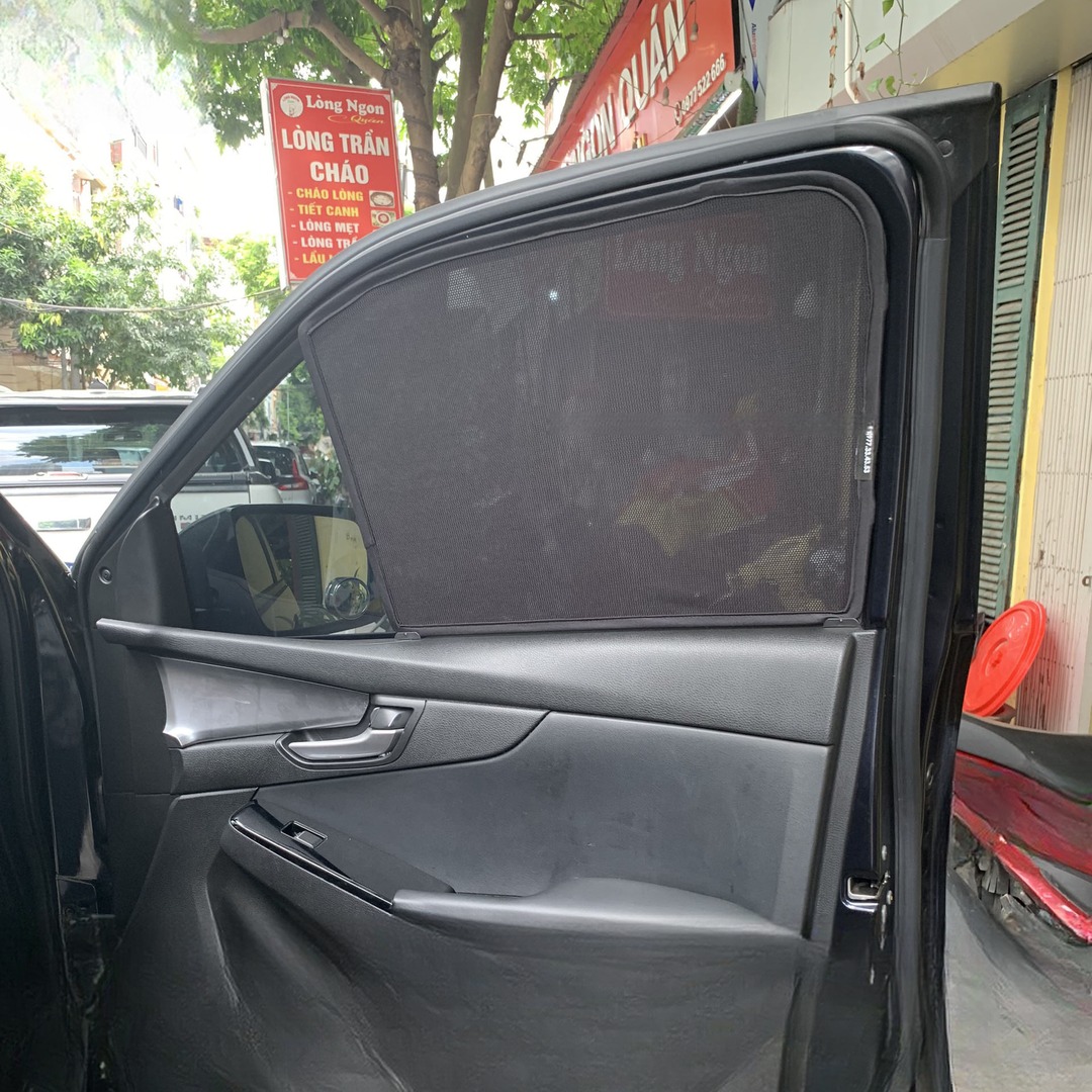The rear pane is the small one: dual cab glass on a BT-50