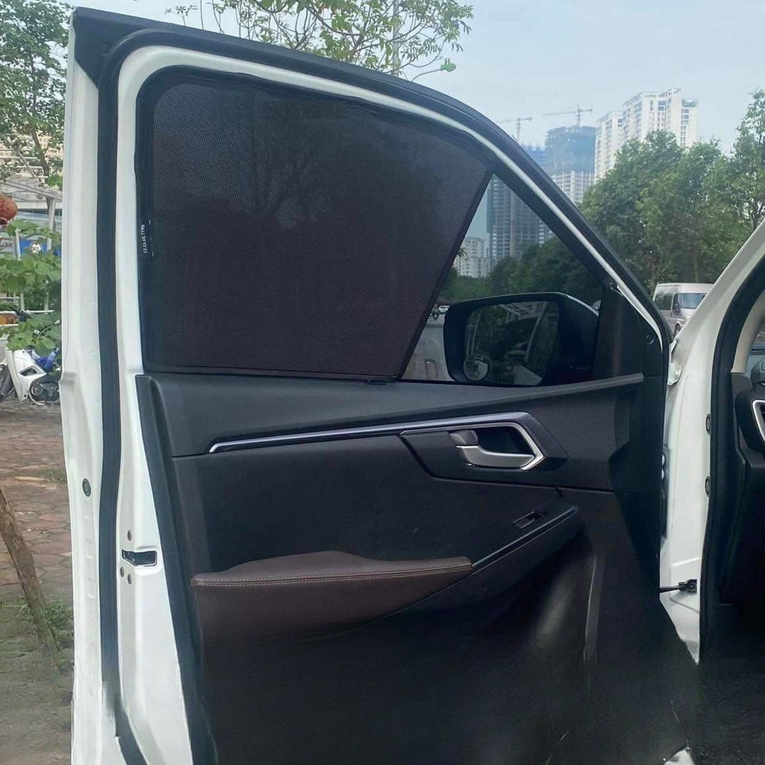 Custom-fit magnetic sun shade fitted to the rear door window of a ISUZU D-MAX 2021-2025
